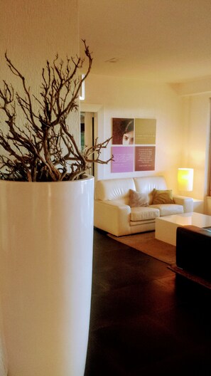 Lobby sitting area - Hotel Sandalia (Nuoro)
