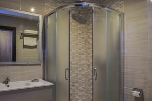 Economy Double Room, 1 Double or 2 Single Beds | Bathroom