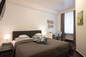 Double Room | Iron/ironing board, bed sheets - Brandenburger Hof (Cologne)
