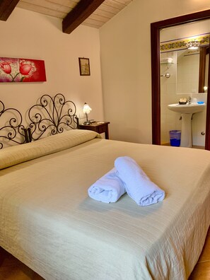 Dobbelt- eller tomannsrom – basic | Sengetøy av topp kvalitet, dundyner og memory foam-senger