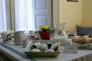 Daily buffet breakfast (EUR 3 per person) - Picone Bed & Breakfast (Catania)