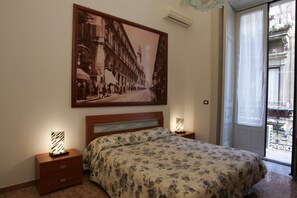 4 bedrooms, down duvets, desk, laptop workspace - Picone Bed & Breakfast (Catania)