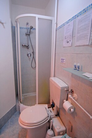 Shower, free toiletries, hair dryer, bidet - Picone Bed & Breakfast (Catania)