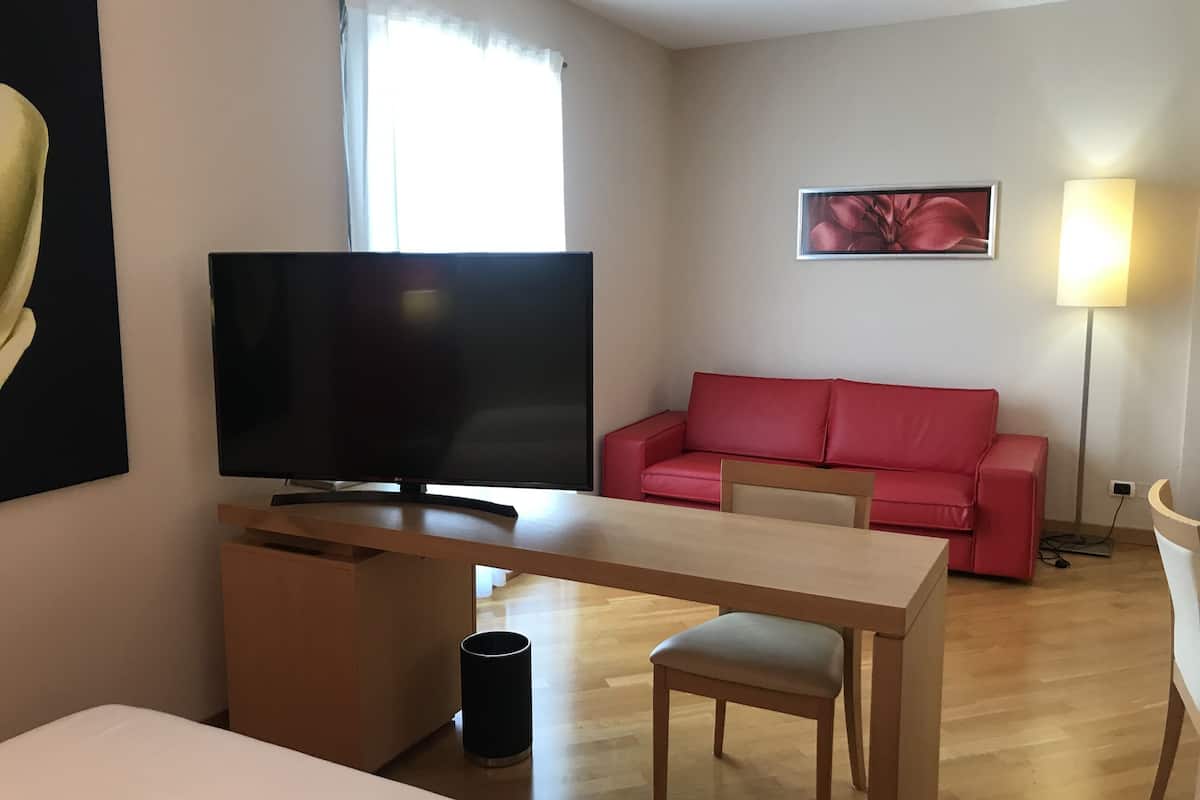 Junior-Suite | Wohnbereich | Fernseher