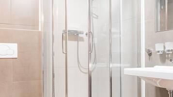 Phòng đơn Tiêu chuẩn | Phòng tắm | Buồng tắm vòi sen, máy sấy tóc, khăn tắm