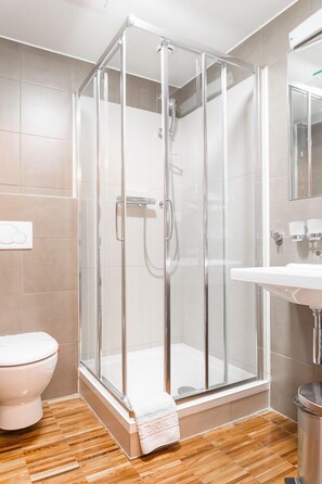 Standard Single Room | Bathroom | Shower, hair dryer, towels - Design Hotel Noem Arch (Brno)