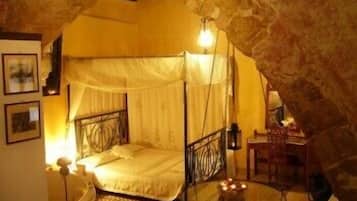 Blackout curtains, soundproofing, iron/ironing board, Internet