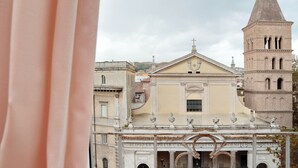 Un edificio storico con un campanile imponente e una facciata caratterizzata da elementi architettonici classici.