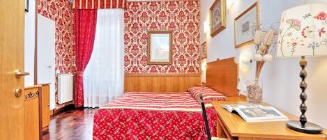 Colchones con pillow-top, minibar y caja de seguridad en la habitación