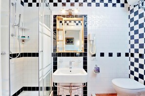 Doccia, set di cortesia gratuito, asciugacapelli, bidet