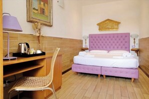 Chambre panoramique double | Lit avec matelas Ă plateau-coussin, minibar, coffre-fort, bureau