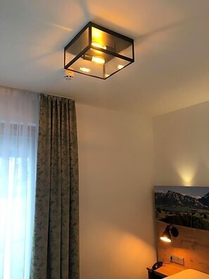 Allergiatestatut vuodevaatteet, tallelokero huoneessa