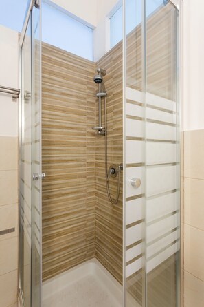 Dreibettzimmer, Balkon | Badezimmer | Dusche, kostenlose Toilettenartikel, Haartrockner, Handtücher
