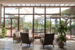 Lobby sitting area - Villa Morgana Resort & Spa (Messina)