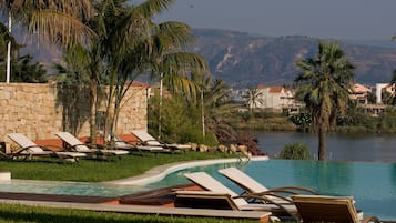 Piscine extérieure, chaises longues