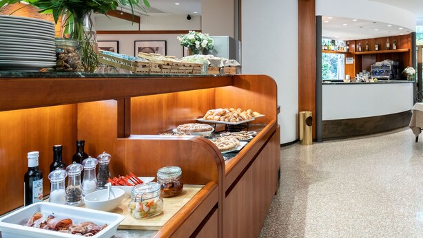 Een buffetgedeelte met diverse gerechten en toevoegingen.