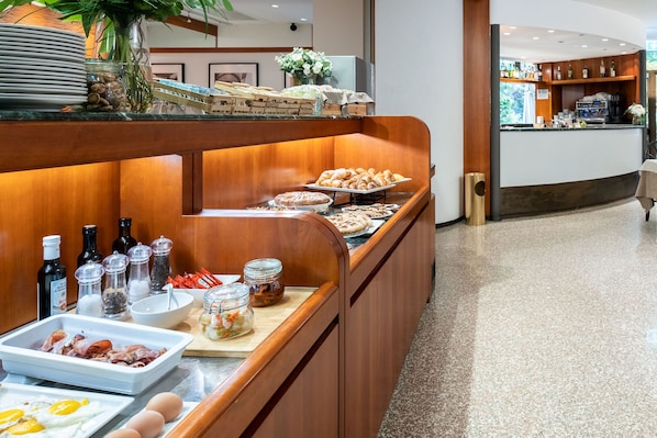 Tägliches kontinentales Frühstück (10 EUR pro Person)