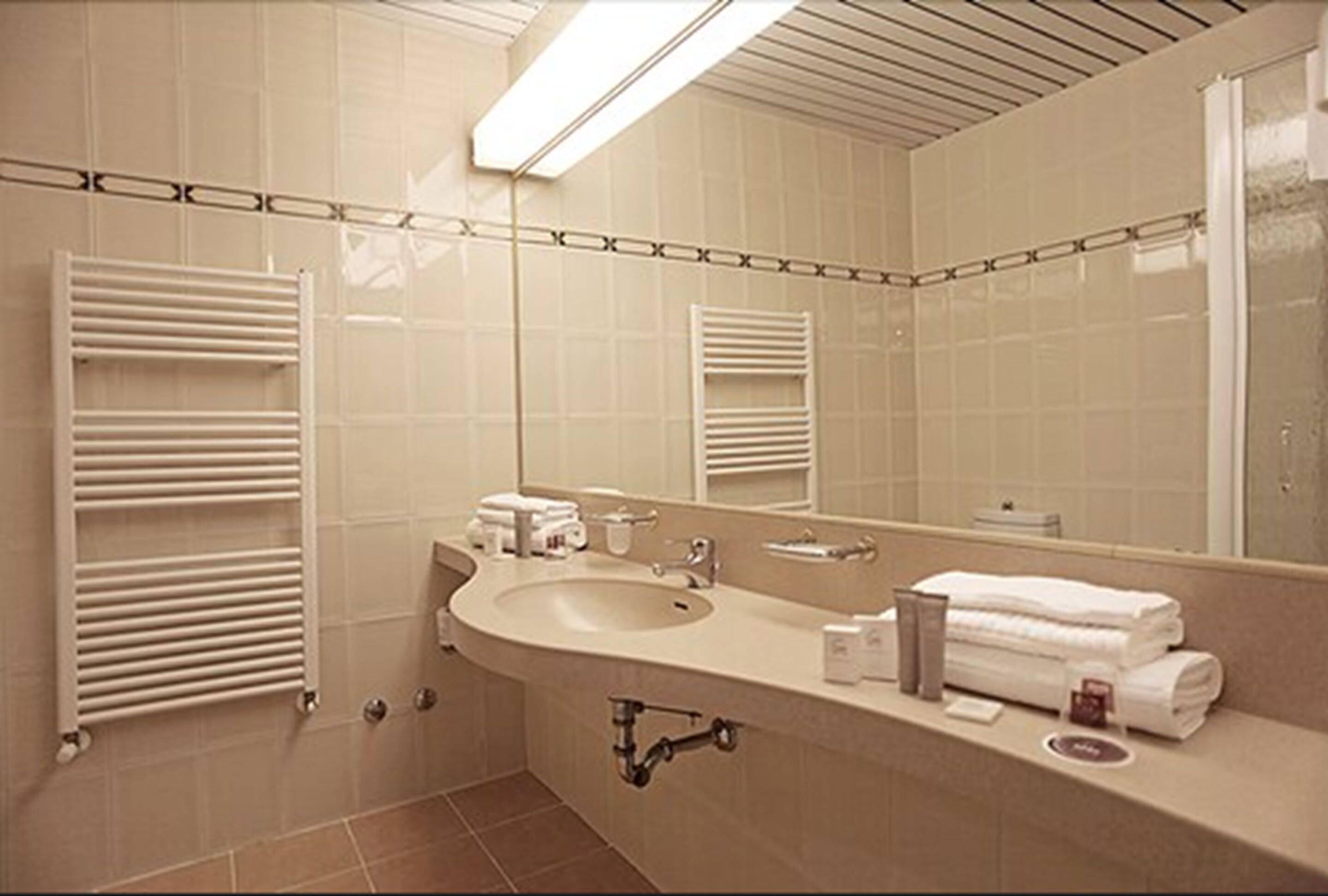 superior double or twin room | bathroom | shower, free toiletries, hair dryer, bidet