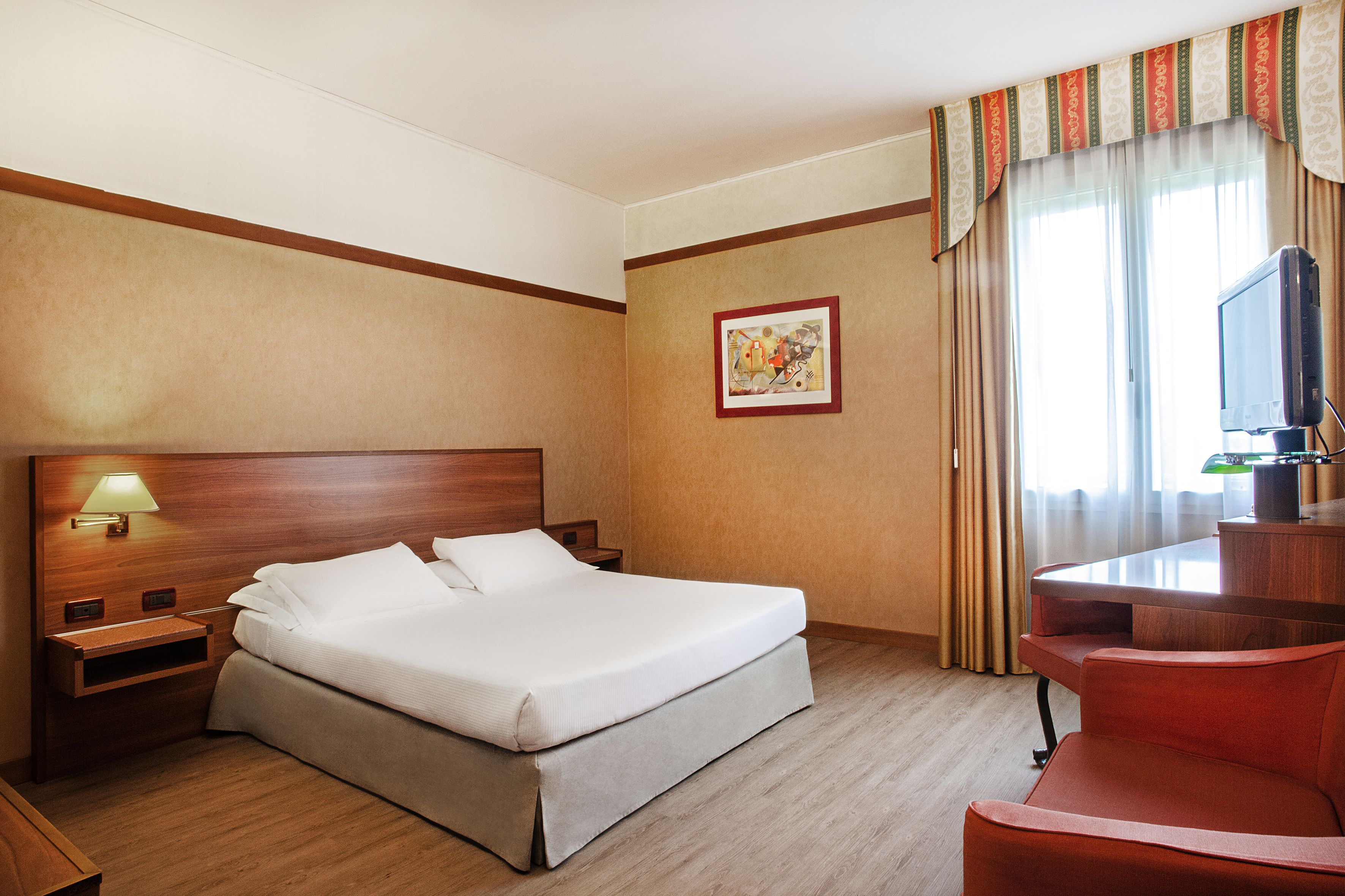 superior double or twin room | down duvets, minibar, in-room safe, desk