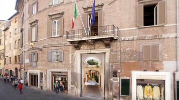 Facciata della struttura - sera/notte