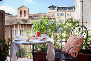Outdoor dining - Pantheon Inn (Rome)