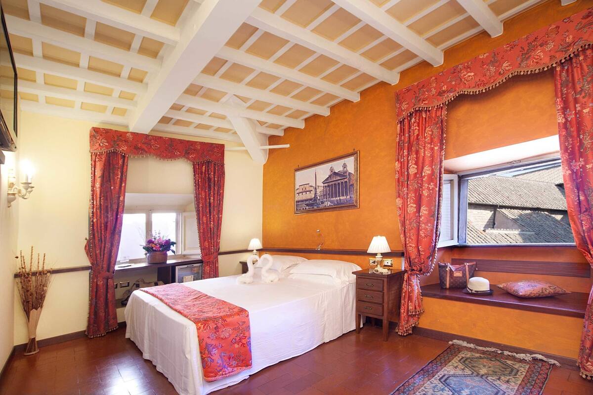 Single Room | Minibar, in-room safe, desk, soundproofing