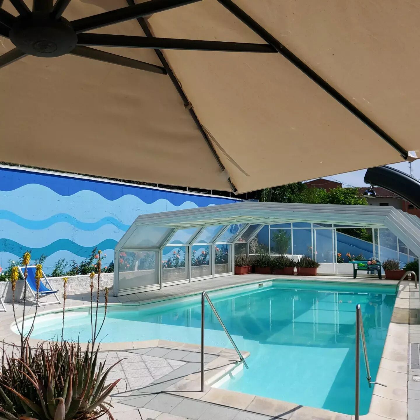 seasonal outdoor pool, open 10:00 am to 7:00 pm, pool loungers