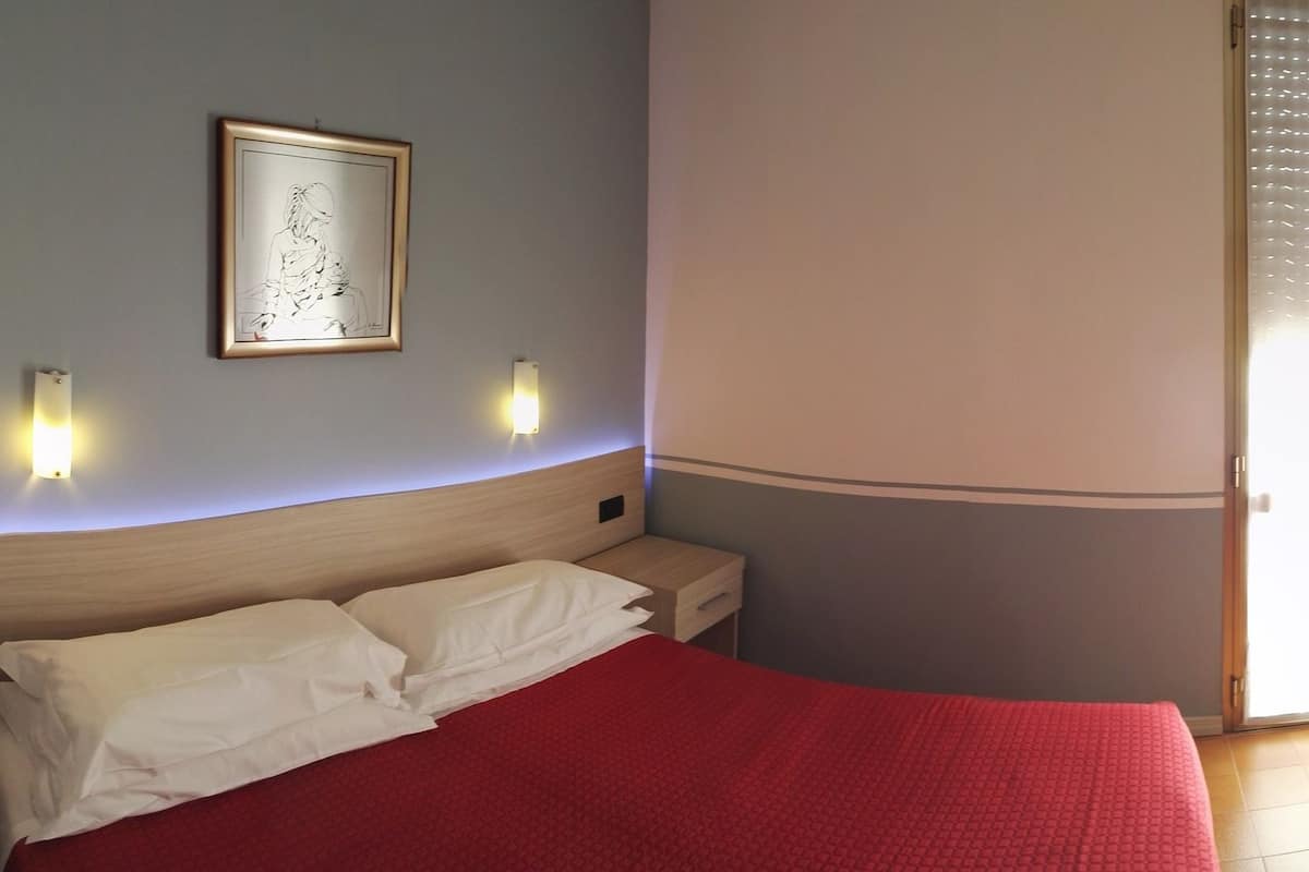 Double Room | Minibar, in-room safe, desk, WiFi (free)