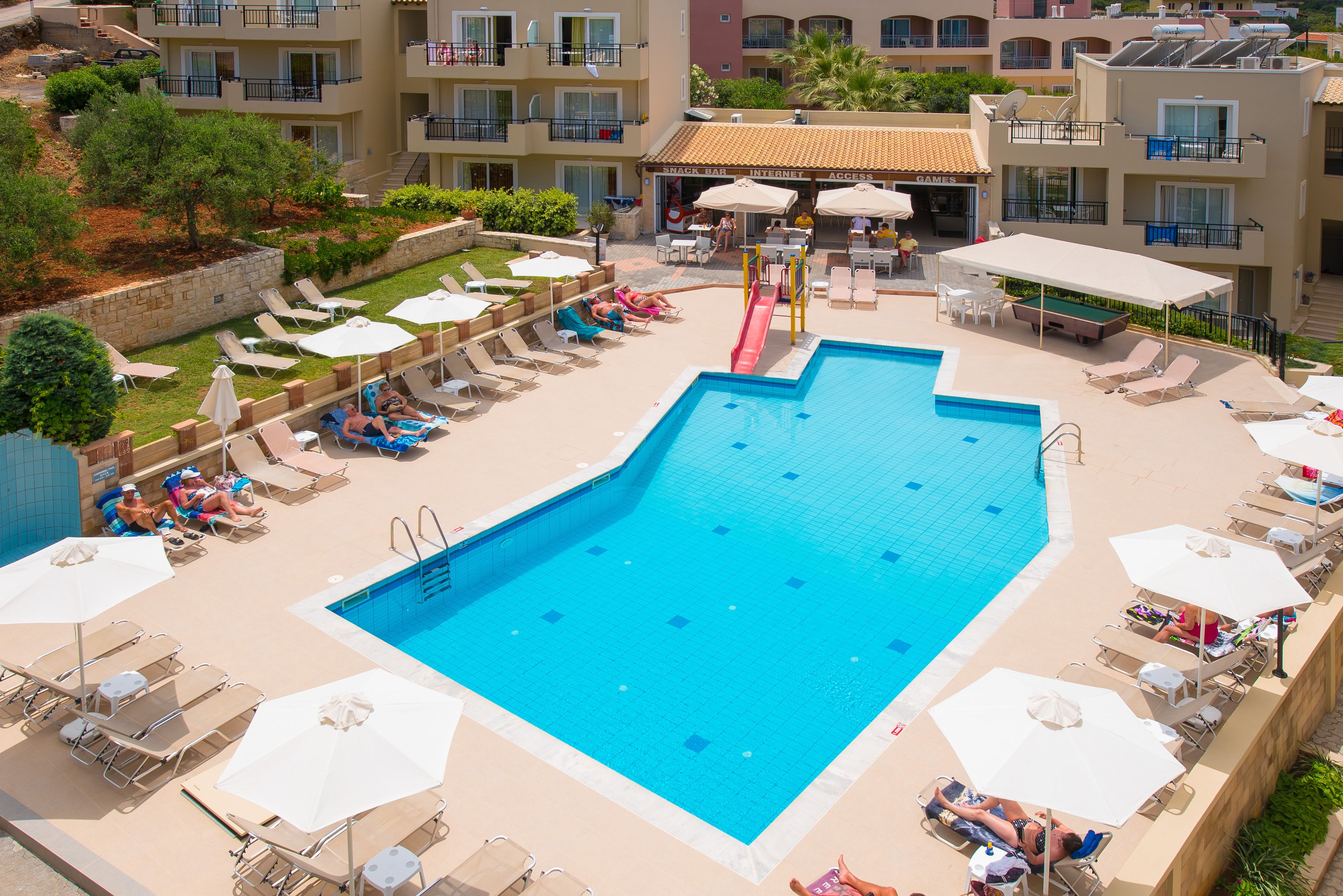 시즌별로 운영되는 야외 수영장, 09:00 ~ 20:00 오픈, 수영장 파라솔, 일광욕 의자