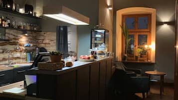 Refrigerador, cafetera y tetera y tetera eléctrica