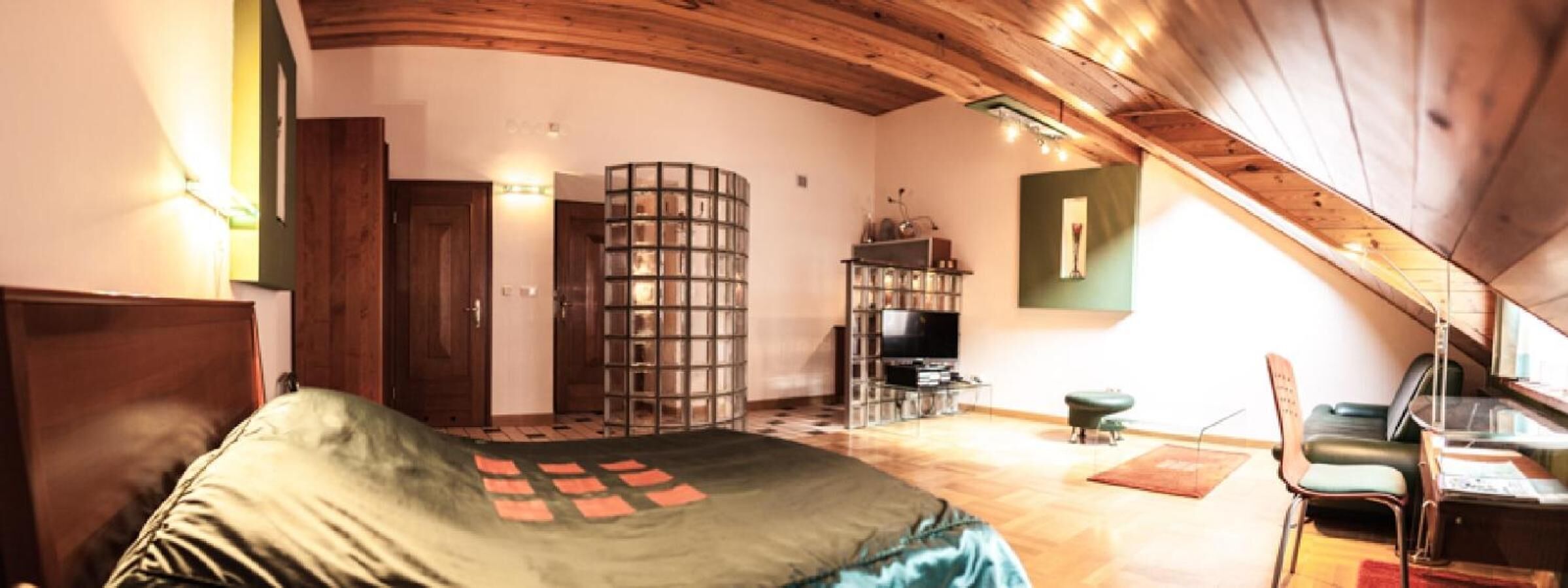 Ropa de cama hipoalergénica, muebles diferentes y escritorio 