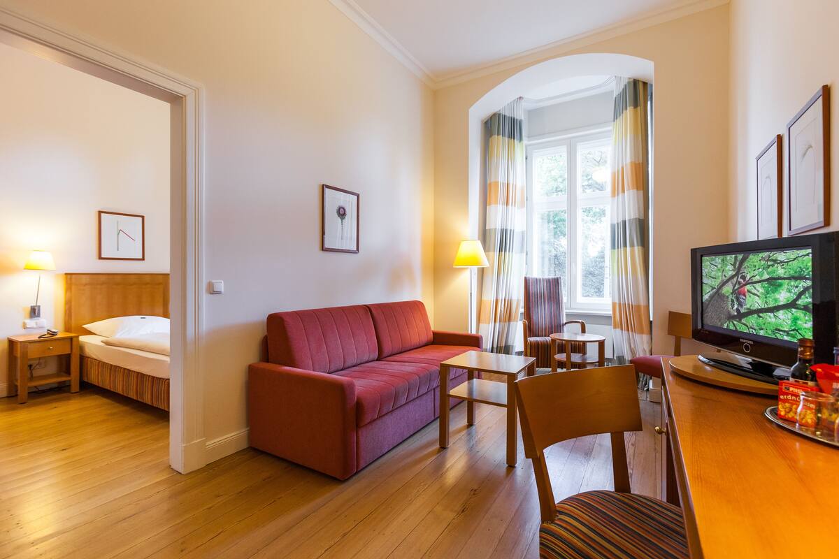 Suite | Hypo-allergenic bedding, in-room safe, individually furnished
