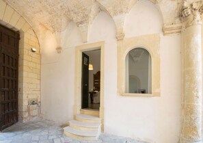 Premium bedding, down duvets, Tempur-Pedic beds, in-room safe - Nonna Jole (Lecce)