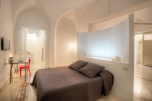 Premium bedding, down comforters, Tempur-Pedic beds, in-room safe - Nonna Jole (Lecce)