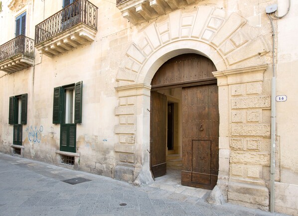 Premium bedding, down duvets, Tempur-Pedic beds, in-room safe