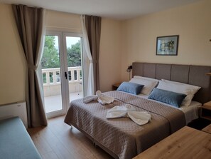 Family Room, Balcony | Minibar, in-room safe, desk, free WiFi - Villa Daniela (Bol)