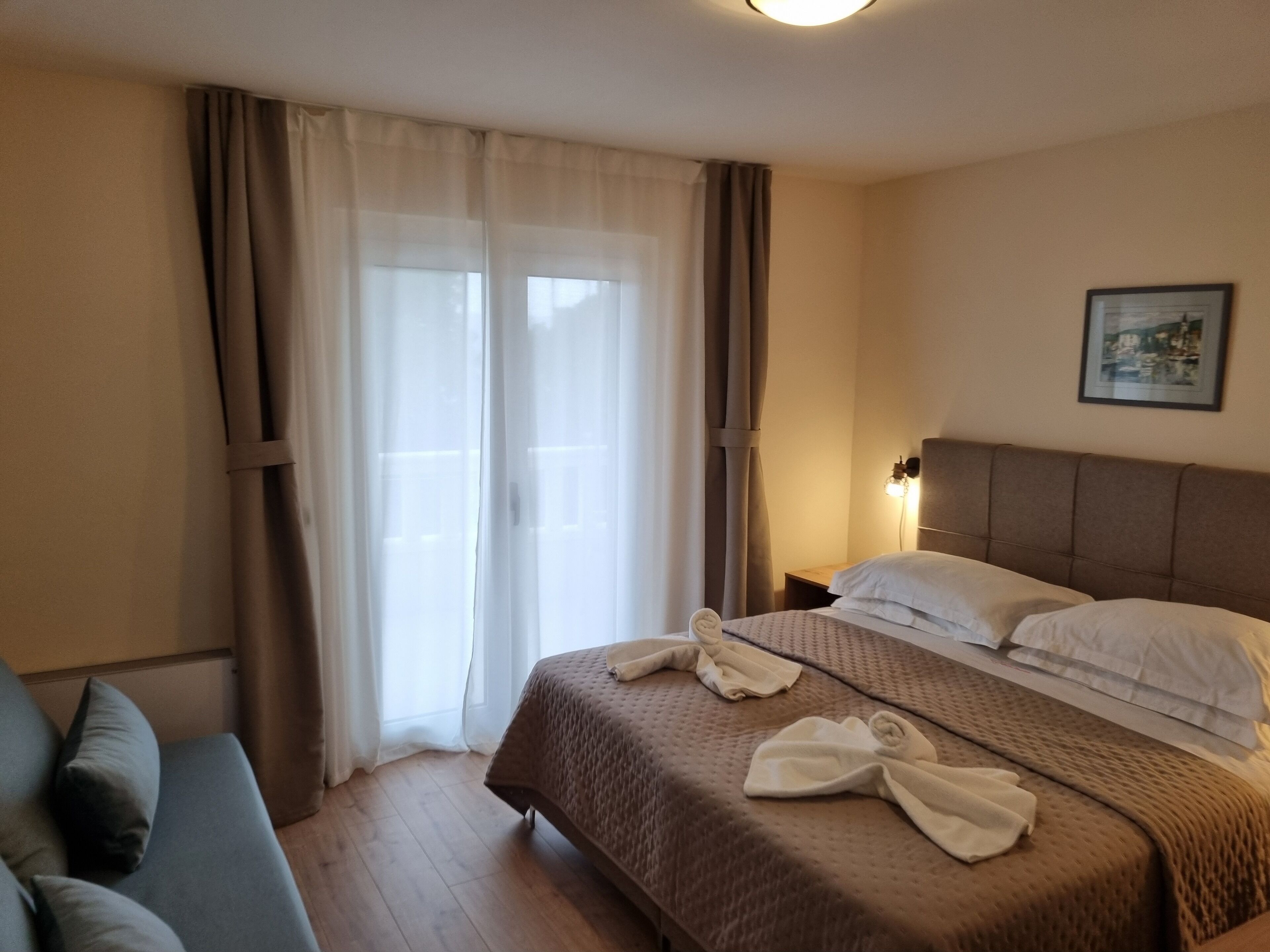 family room, balcony | minibar, in-room safe, desk, free wifi