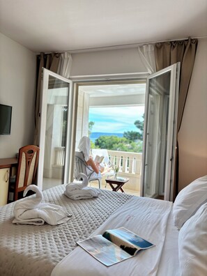 Minibar, in-room safe, desk, free WiFi