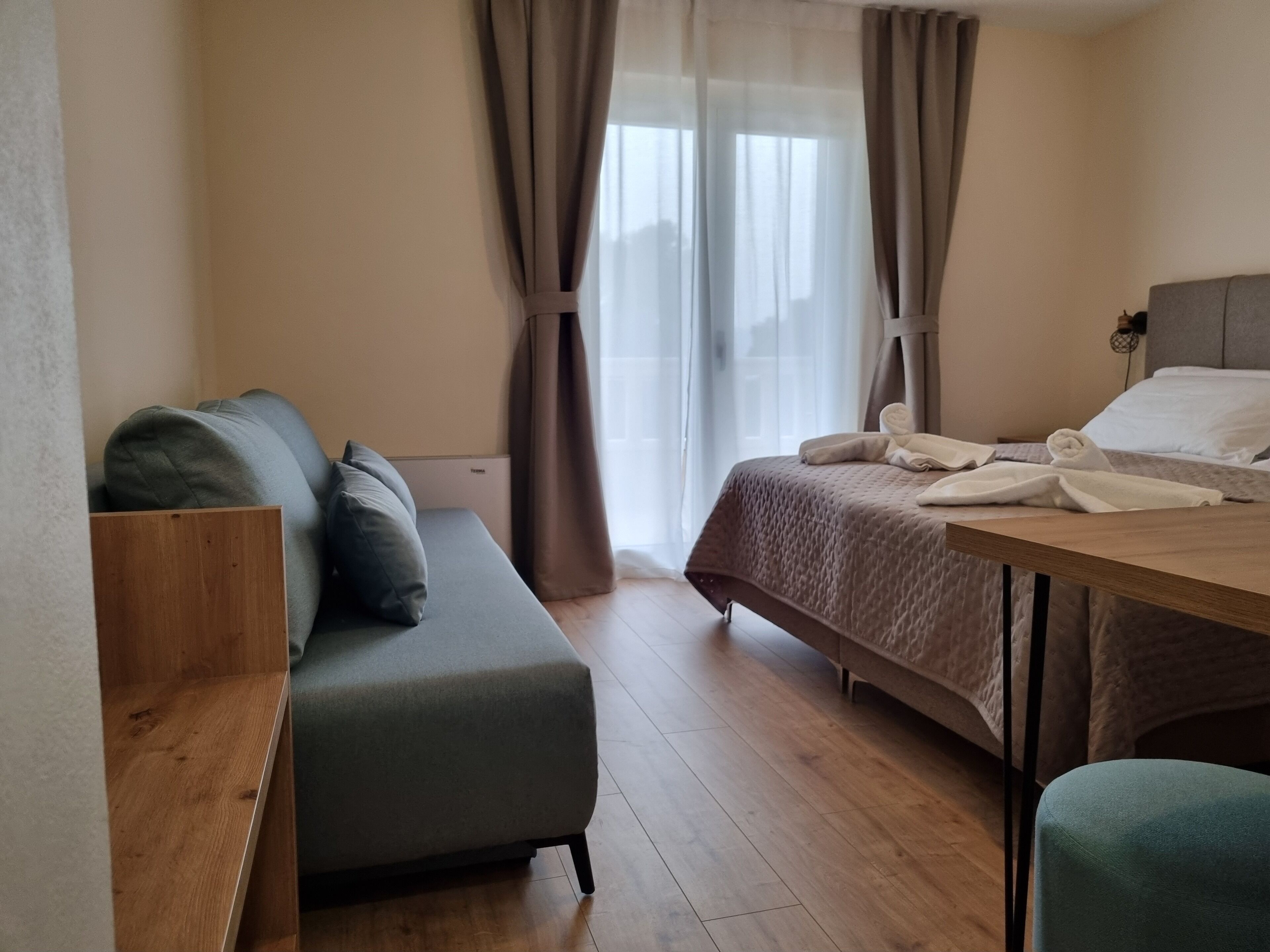 family room, balcony | minibar, in-room safe, desk, free wifi