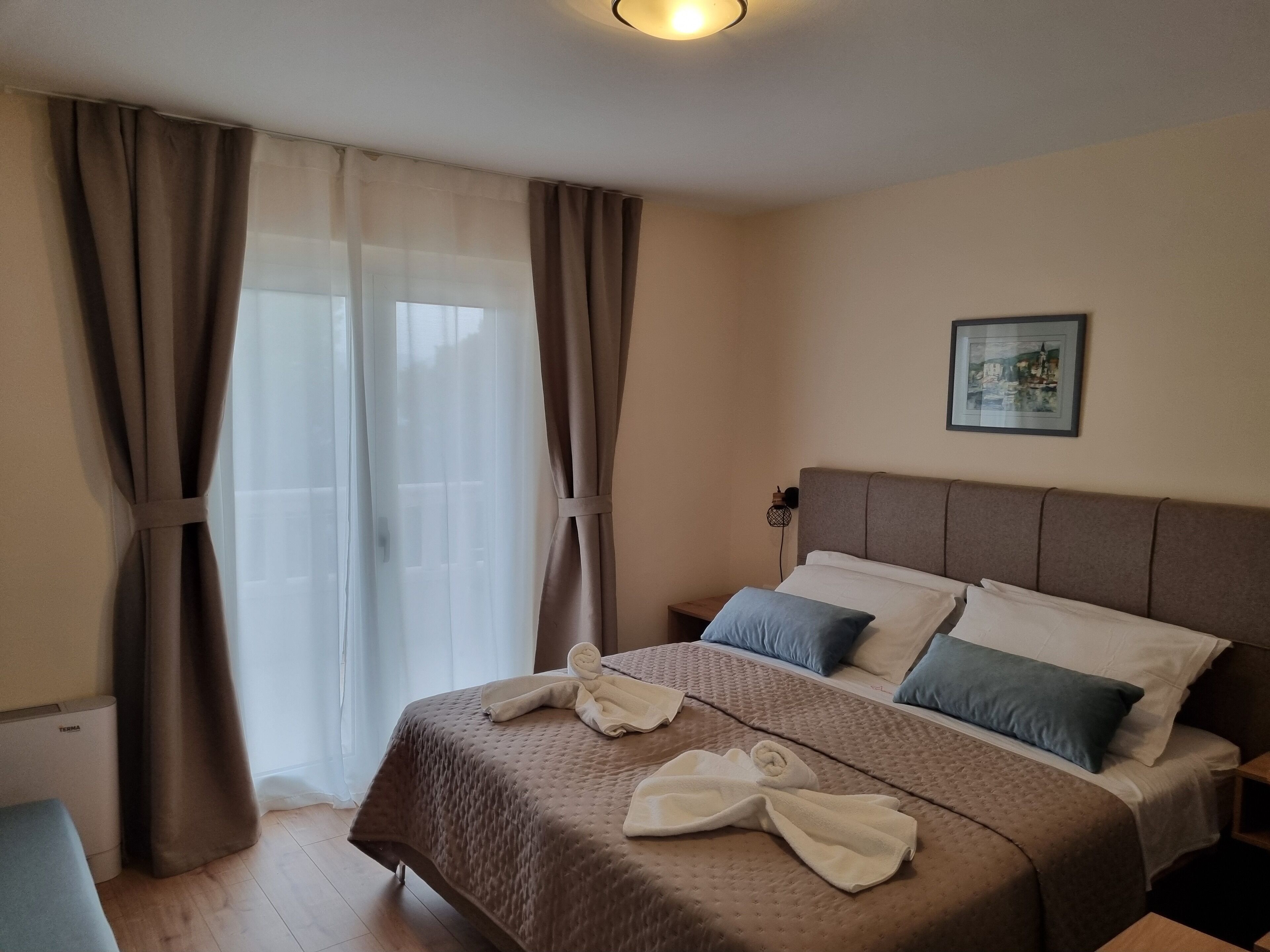 family room, balcony | minibar, in-room safe, desk, free wifi