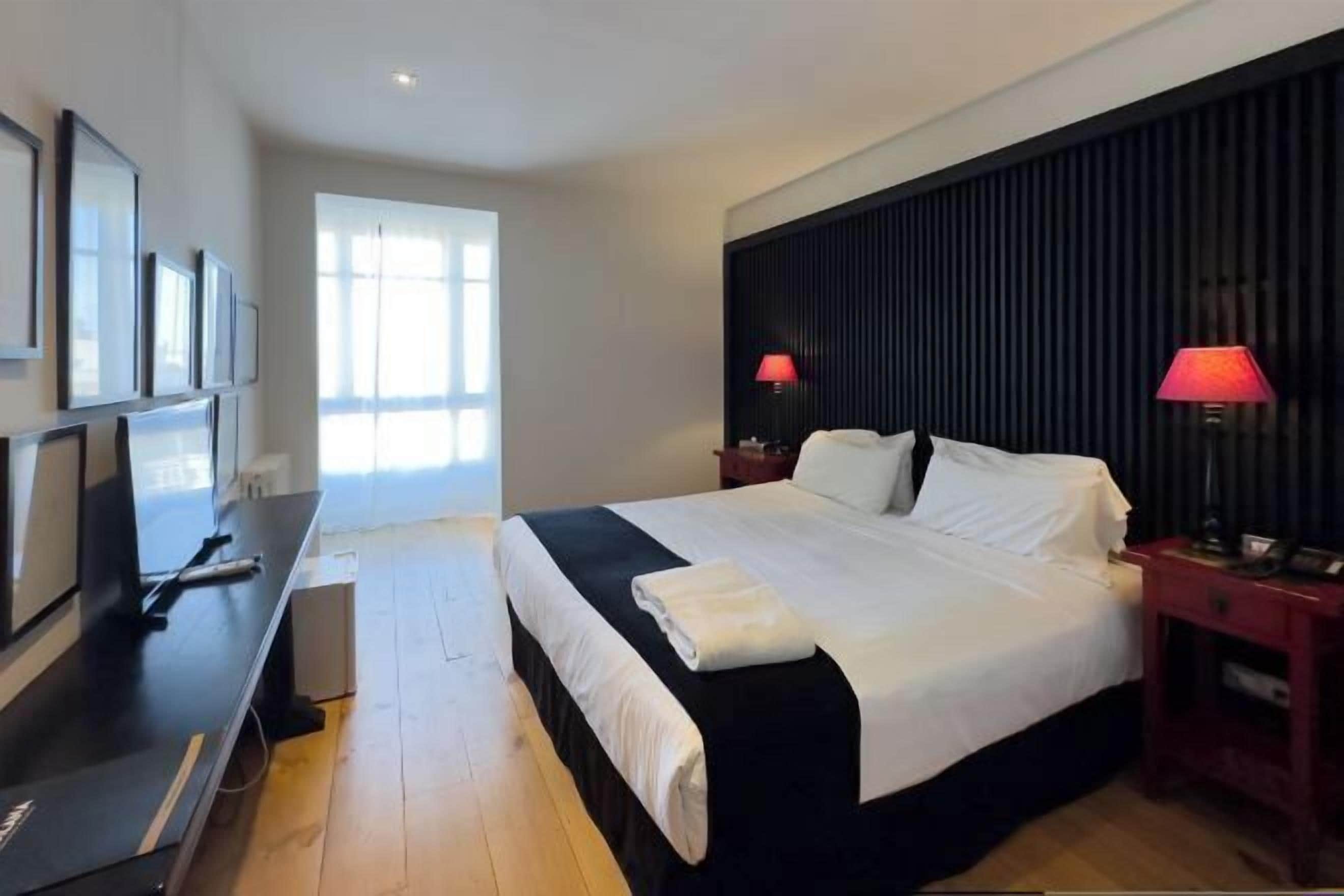 Zimmersafe, Verdunkelungsvorhänge, Bügeleisen/Bügelbrett