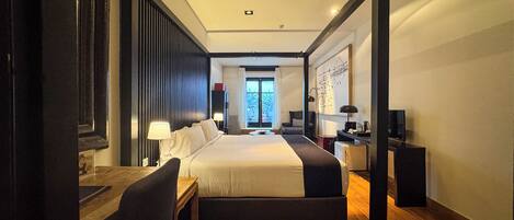 جناح جونيور - بشرفة | خزنة داخل الغرفة وستائر تعتيم ومكواة/لوح كي وواي فاي مجانًا