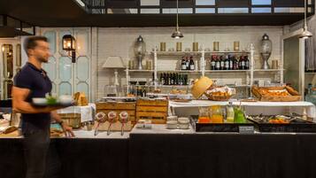 Tägliches Frühstücksbuffet (12.95 EUR pro Person)