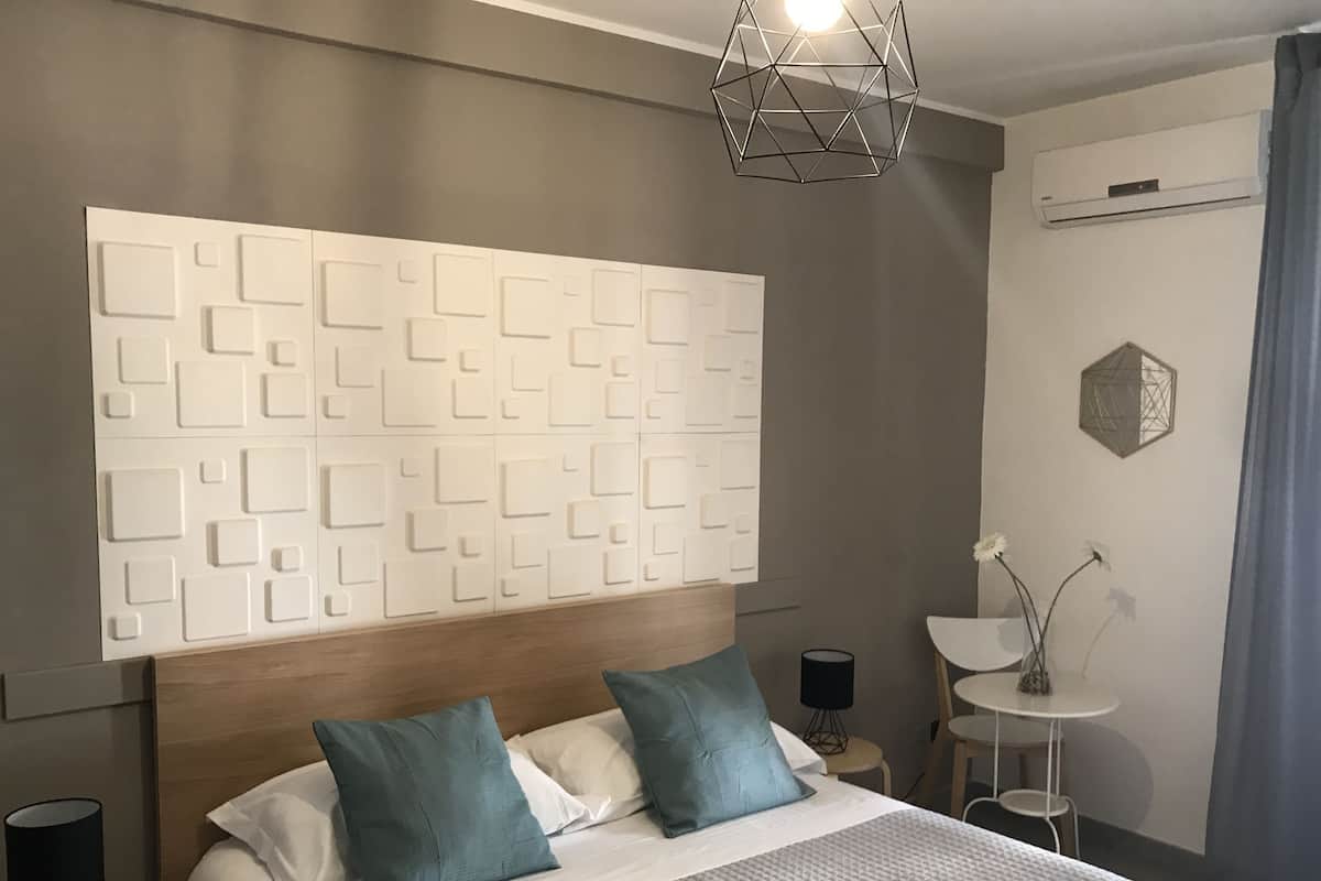 1 bedroom, Frette Italian sheets, premium bedding, down duvets