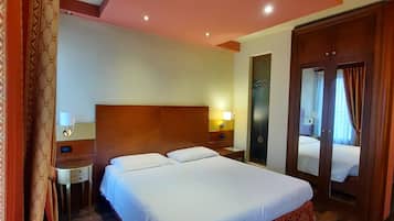 Panoramic-Doppelzimmer zur Einzelnutzung, Stadtblick | Italienische Bettbezüge von Frette, hochwertige Bettwaren, Minibar