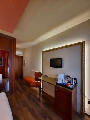 Chambre Panoramique Double ou avec lits jumeaux, vue ville | Draps italiens Frette, literie de qualité supérieure, minibar, bureau