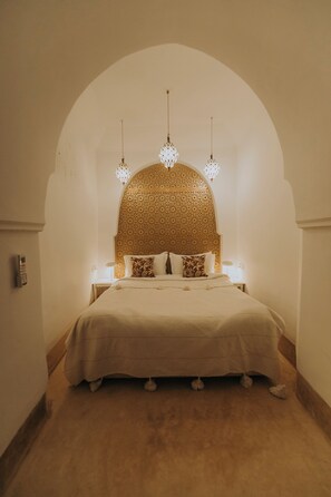 Junior Suite, 1 Queen Bed | Egyptian cotton sheets, premium bedding, pillowtop beds, in-room safe
