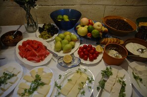 Free daily buffet breakfast  - Elkep Evi Cave Hotel (Ürgüp)