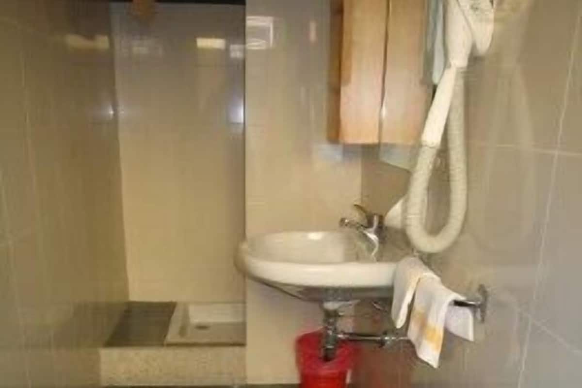 Ein Badezimmer mit Toilette, Bidet und Waschbecken.