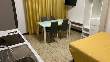 Caja de seguridad en la habitación, escritorio y cortinas blackout